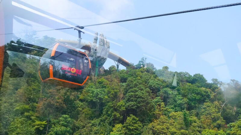 Experience the cable car to get to Golden Bridge