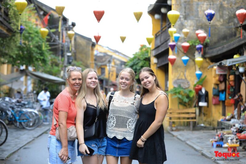 Hoi An Walking Tour 2 pho co hoi an 1