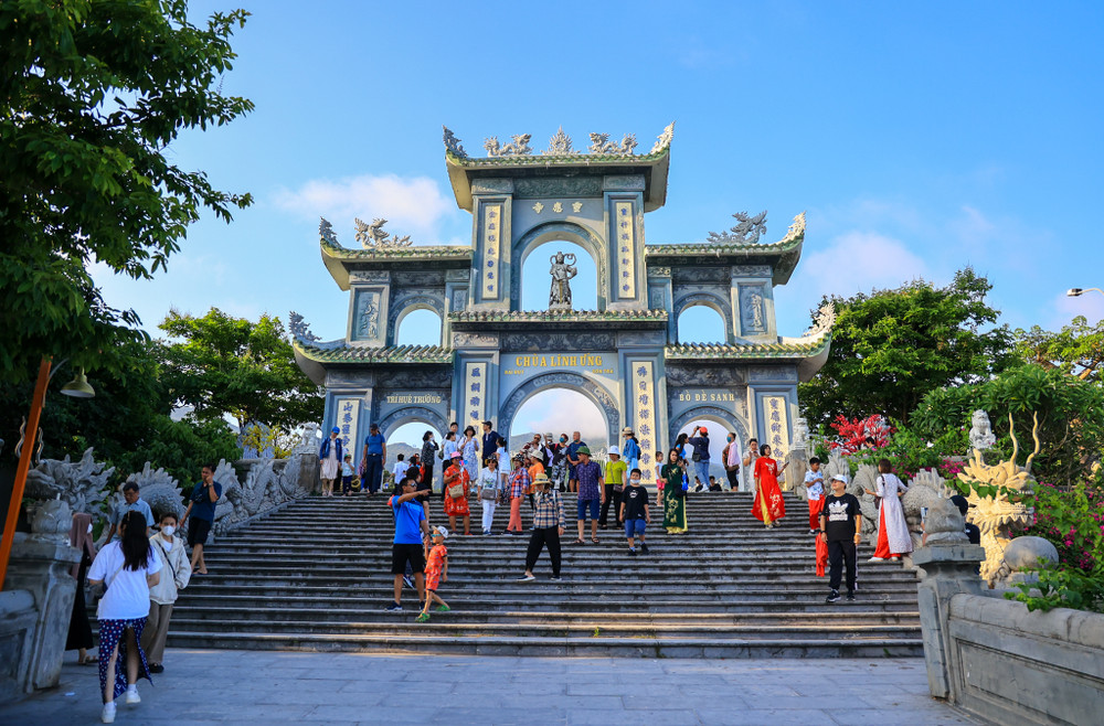 Golden Bridge and Lady Buddha From Hoi An by Car