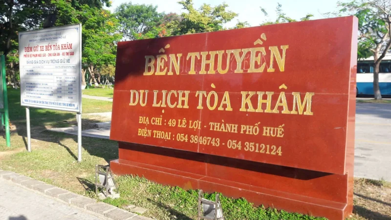Hue Night Tour: Perfume River Dinner Cruise & Traditional Folk Music 1 Toa Kham Wharf