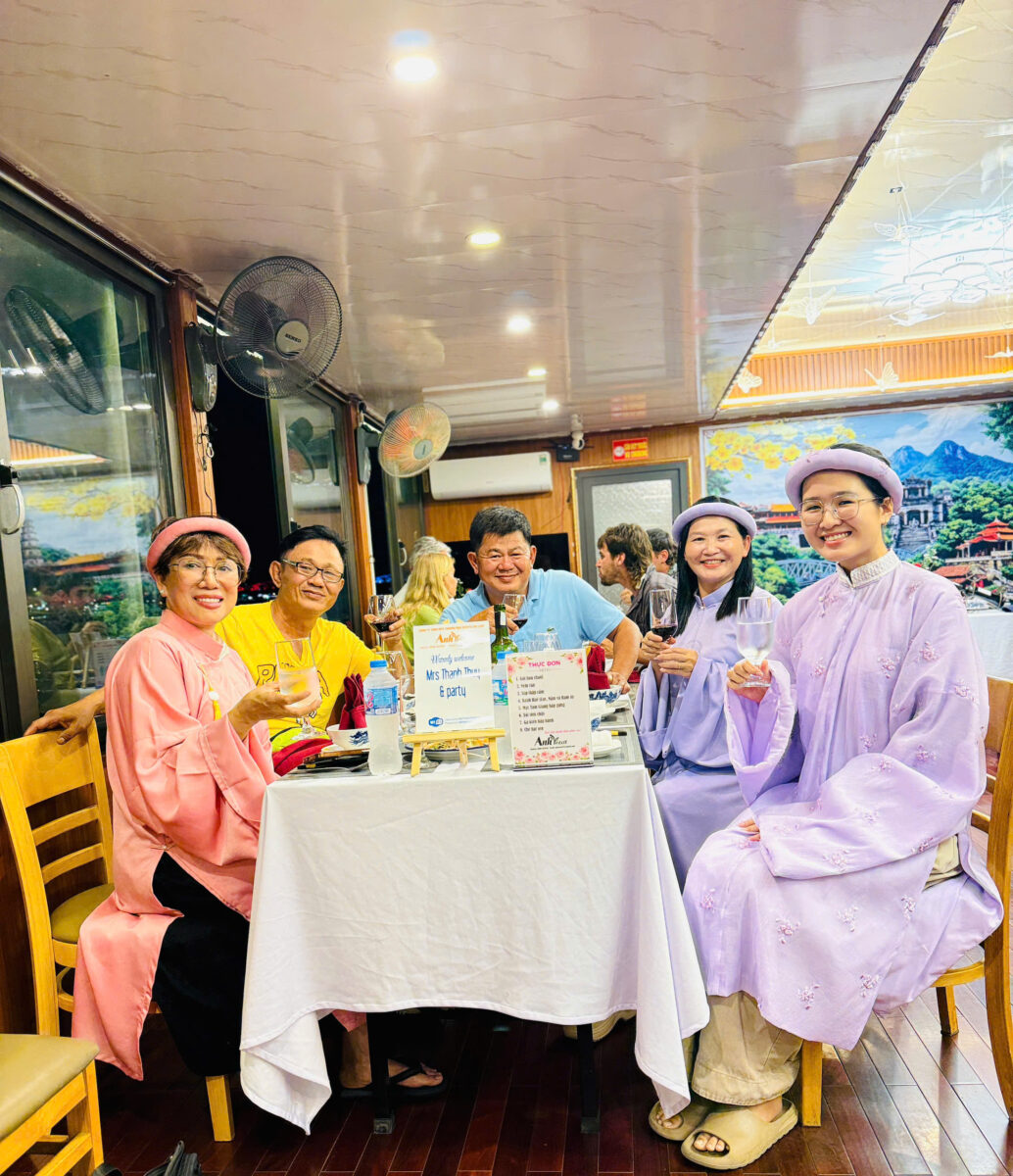 Hue Night Tour: Perfume River Dinner Cruise & Traditional Folk Music