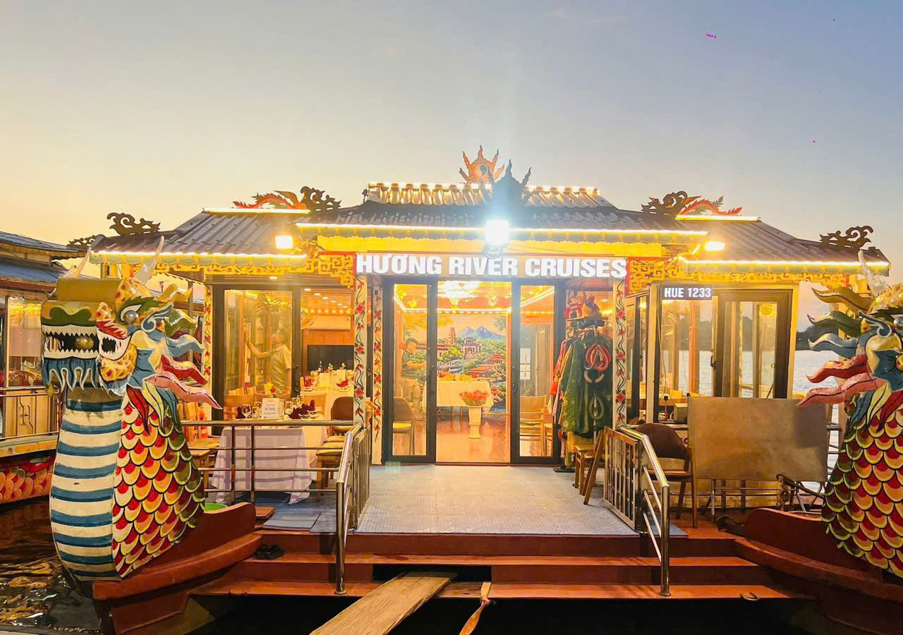 Hue Night Tour: Perfume River Dinner Cruise & Traditional Folk Music